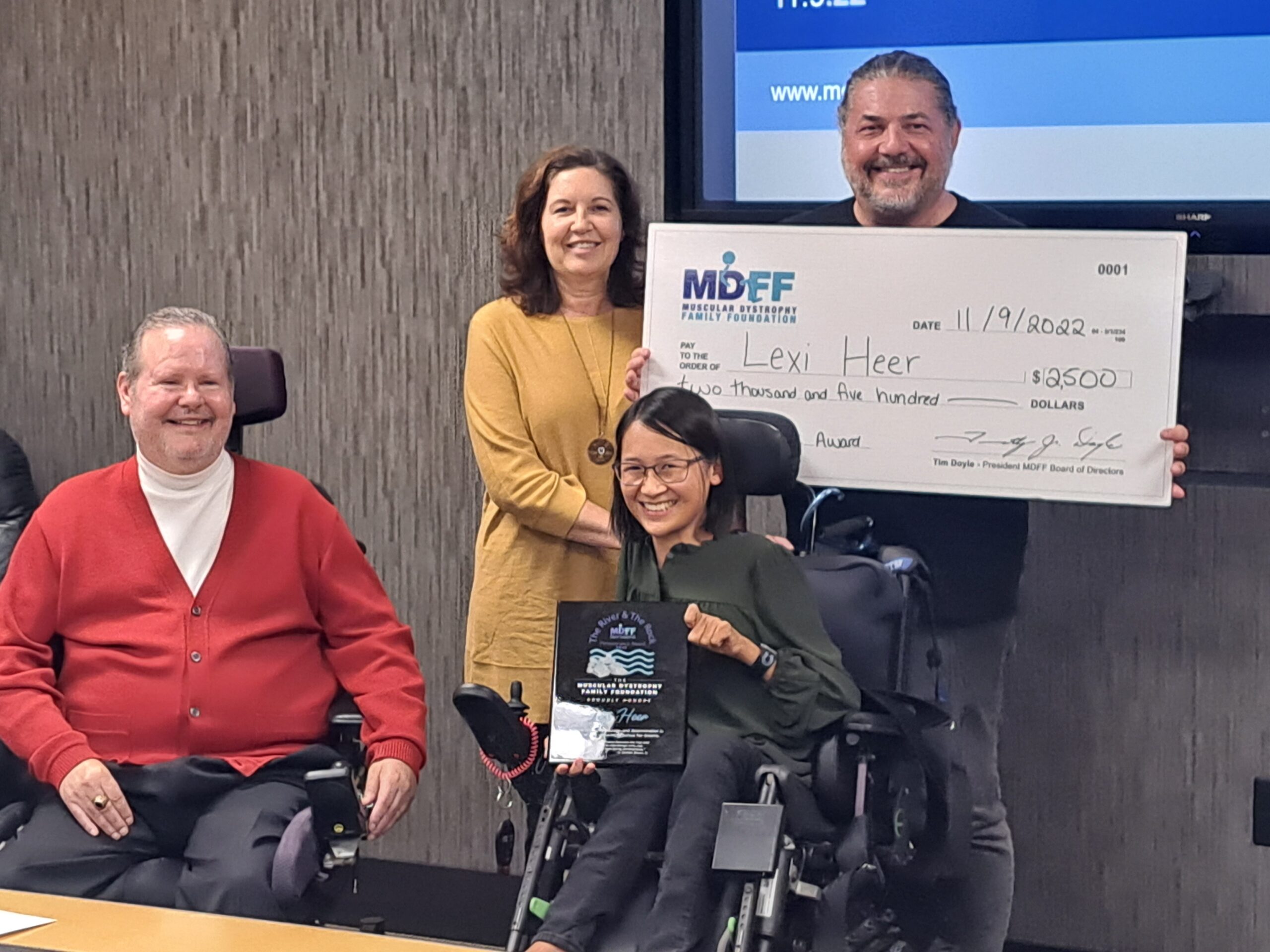 Lexi Heer receiving award from MDFF.